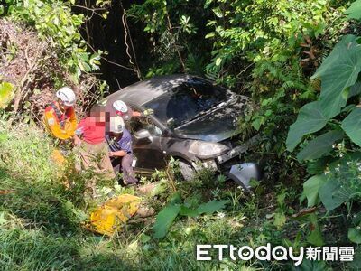 開車誤入產業道路！女駕駛想回頭翻落15m邊坡　傷到腰椎急送醫
