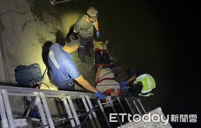 深夜抓螃蟹驚魂!嘉義男失足墜大排傷頸椎 警消吊掛送醫