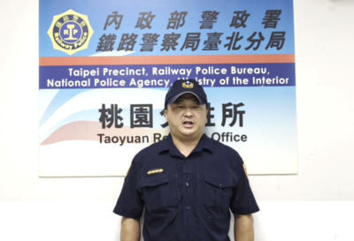 台鐵乘客超囂張...區間車上狂吸電子菸　菸害防制法開罰最高1萬