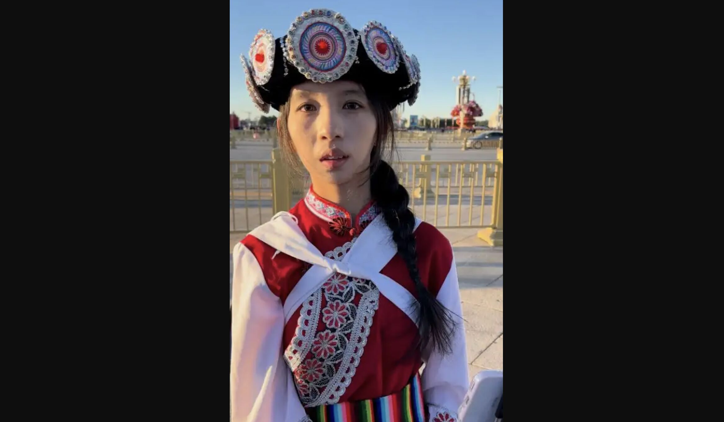 ▲楊女士穿著納西族傳統服飾到天安門廣場參加升旗儀式。（圖／翻攝九派新聞）
