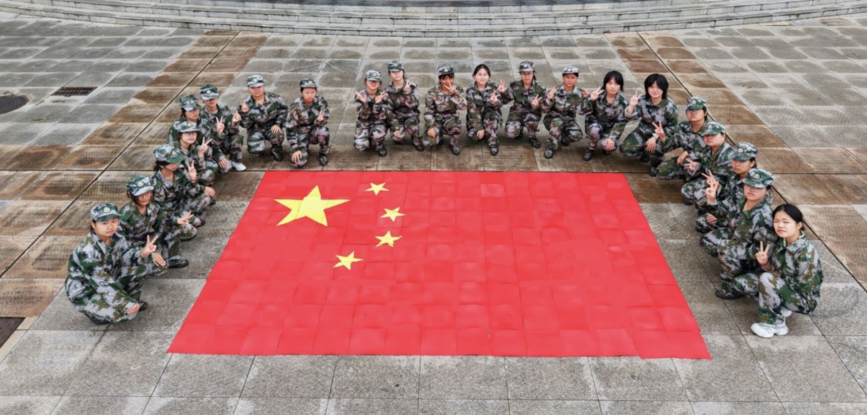 ▲湖北幼兒師範專科學校新生用拼豆組成五星旗。（圖／翻攝極目新聞）