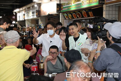 小草昔鬧場喊「伯起台北,壯洋台灣」今送咖啡 沈伯洋訝異