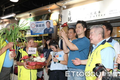 蔣萬安逐桌敬酒民眾狂喊「凍蒜」 柯文哲同場刻意快閃不碰頭