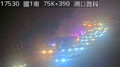 快訊／國一北上晚間「客運火燒車」！一度回堵2公里　濃煙狂竄畫面曝