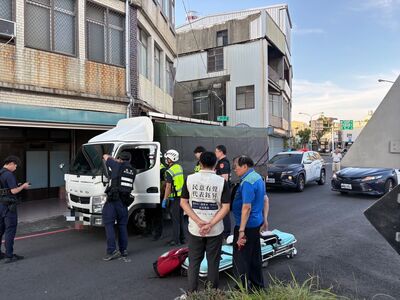 小貨車停路邊久未移動　司機趴方向盤「叫不醒」…警消到場亡