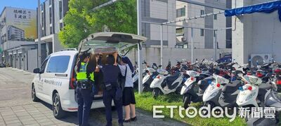 民眾領回拾得床墊 台東警主動協助搬運