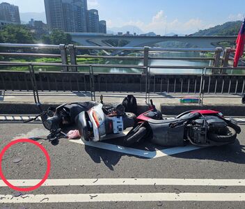 傻眼！男子騎車「噴出蚊香」　女騎士慘被打臉失控撞成一團