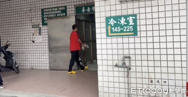 ▲死者家屬來到殯儀館進行相驗             。（圖／記者吳奕靖翻攝）
