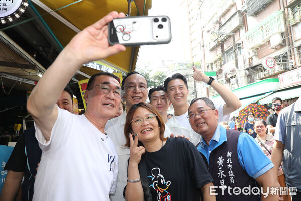 ▲▼李四川、朱立倫參拜土城五穀先帝廟與掃市場。（圖／記者劉耿豪攝）