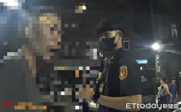 ▲▼陳姓婦人兒子賴男（箭頭）與蔡姓攤商拉扯，不滿未將死貓吊樹頭爆發衝突，陳姓婦人向警訴苦被欺負，雙方在大街上拉扯             。（圖／記者陳以昇翻攝）
