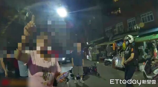 ▲▼陳姓婦人兒子賴男（箭頭）與蔡姓攤商拉扯，不滿未將死貓吊樹頭爆發衝突，陳姓婦人向警訴苦被欺負，雙方在大街上拉扯             。（圖／記者陳以昇翻攝）
