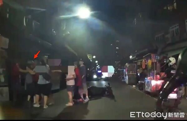 ▲▼陳姓婦人兒子賴男（箭頭）與蔡姓攤商拉扯，不滿未將死貓吊樹頭爆發衝突，陳姓婦人向警訴苦被欺負，雙方在大街上拉扯             。（圖／記者陳以昇翻攝）