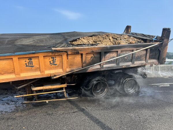 ▲砂石車快下國道3號竹南西濱交流道時發生火燒車,火勢迅速延燒,消防救災人車花費近1小時撲滅火勢 。(圖/記者楊永盛翻攝)