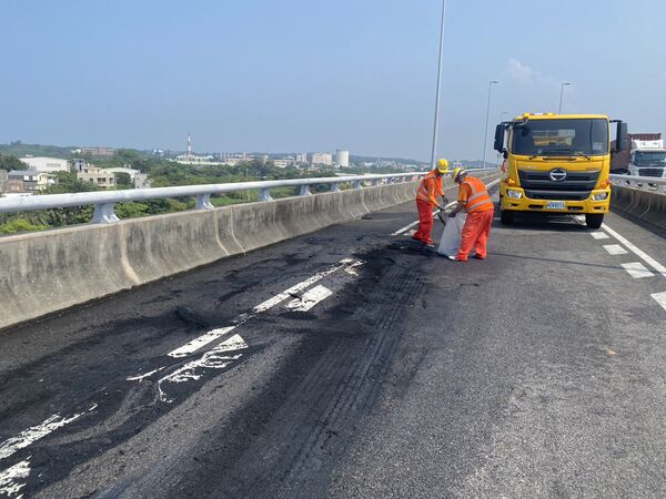 ▲砂石車快下國道3號竹南西濱交流道時發生火燒車,火勢迅速延燒,消防救災人車花費近1小時撲滅火勢 。(圖/記者楊永盛翻攝)