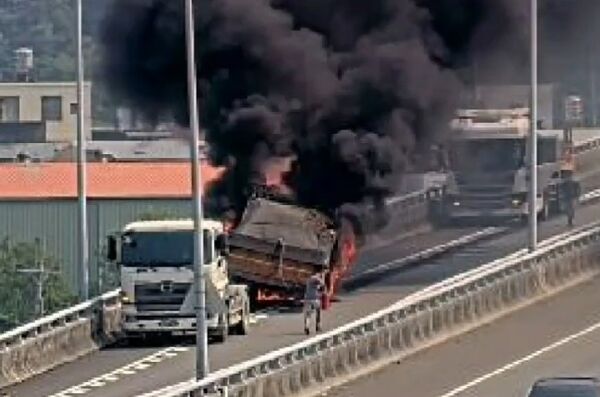 ▲砂石車快下國道3號竹南西濱交流道時發生火燒車,火勢迅速延燒,消防救災人車花費近1小時撲滅火勢 。(圖/記者楊永盛翻攝)