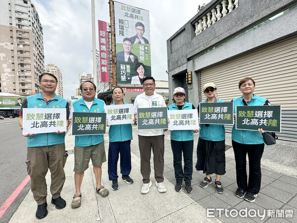 ▲民進黨高雄市鳳山市議員參選人蘇致榮高掛新北市長參選人蘇巧慧的看版 。(圖/記者吳奕靖翻攝)