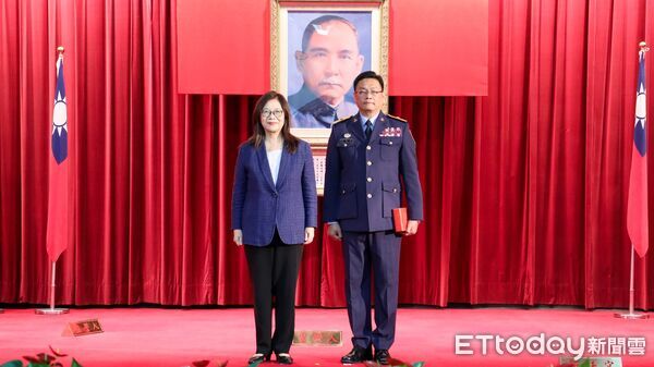 ▲海軍中將原聖華1日在海委會主委管碧玲見證下升任海巡署第三副署長。（圖／記者張君豪翻攝）