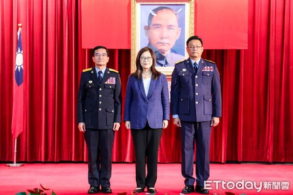 ▲海軍中將原聖華1日在海委會主委管碧玲見證下升任海巡署第三副署長。（圖／記者張君豪翻攝）
