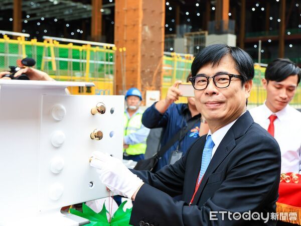 ▲▼永續城市大調查!高雄勇奪四大獎 陳其邁連3年獲最佳首長信任獎。(圖/記者賴文萱翻攝)