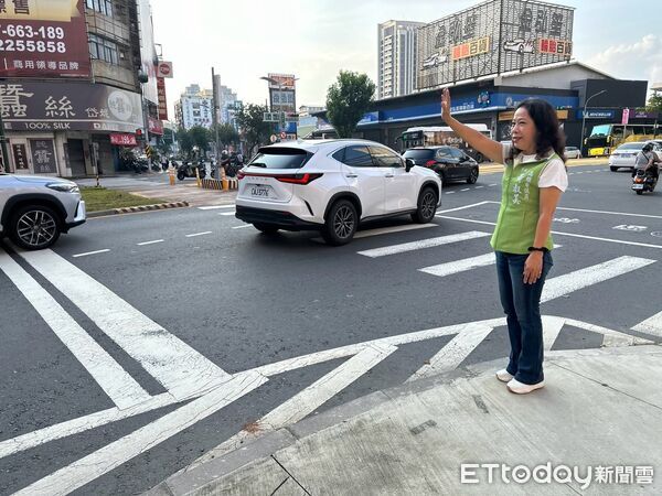 ▲高雄市前議員黃淑美再披戰袍，只靠一個「敢」字要在無黨籍當中爭取一席             。（圖／記者吳奕靖翻攝）