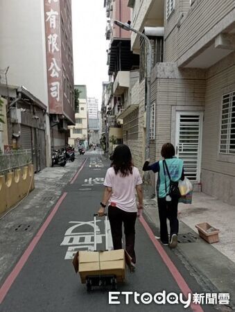 ▲高雄市前議員黃淑美再披戰袍，只靠一個「敢」字要在無黨籍當中爭取一席             。（圖／記者吳奕靖翻攝）