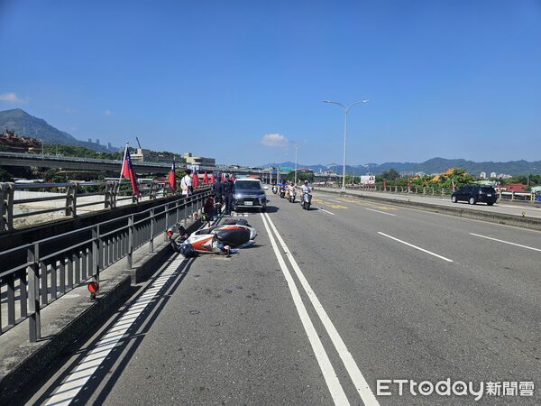 ▲▼陳女表示因遭前方掉落物砸到臉部，才導致失控擦撞其他車輛釀禍。（圖／記者陸運陞翻攝）
