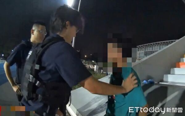 醉男運動公園咆哮！遭勸還嗆聲再推倒護欄 遭警管束送辦