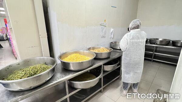 ▲台南市衛生局針對9家餐盒食品工廠及製造業者進行專案稽查，從原料、製程到成品加強食安把關。（記者林東良翻攝，下同）