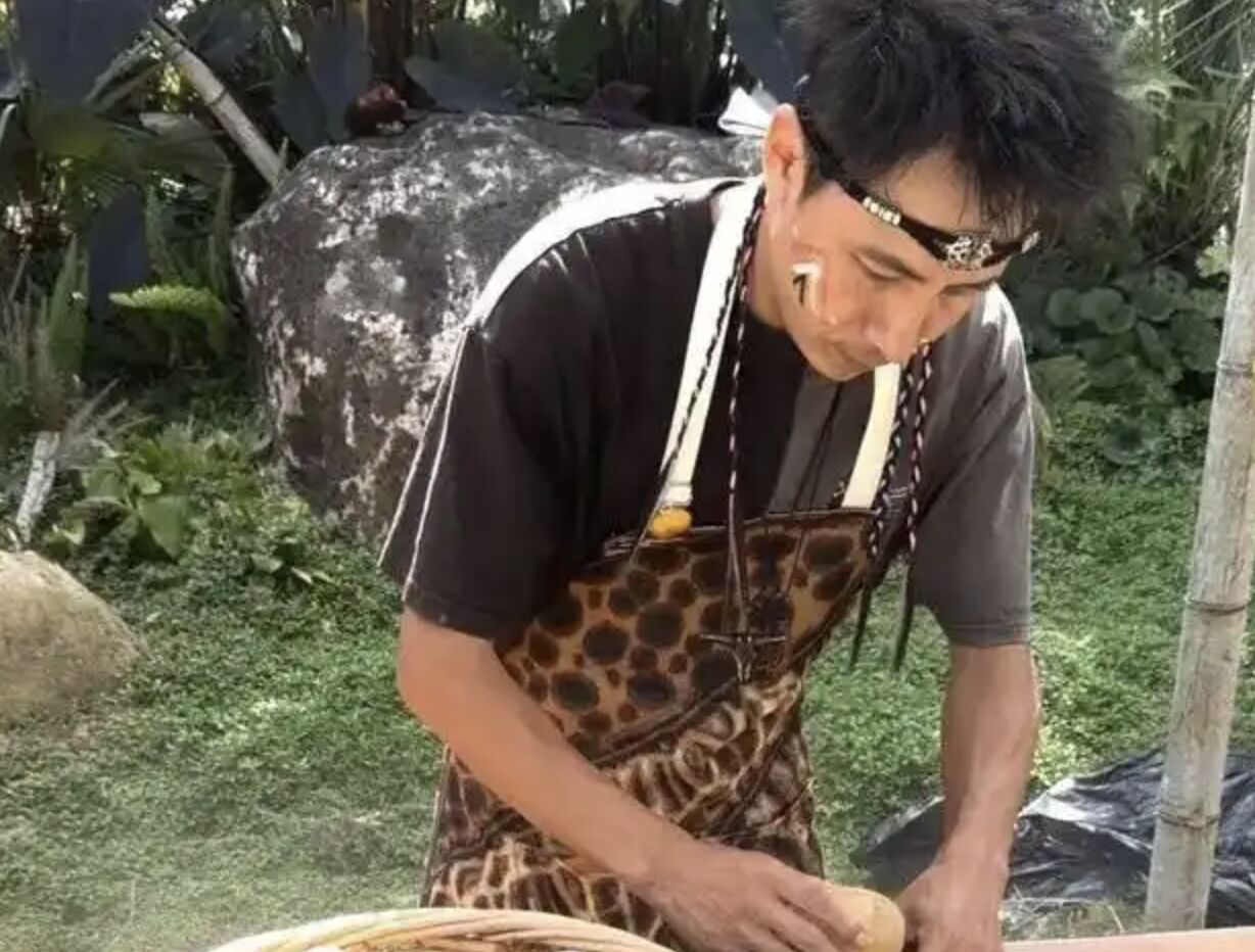 ▲大陸部分景區近期紛紛招募「野人NPC」，歡迎求職者「帶薪發瘋」。（圖／翻攝上觀新聞）