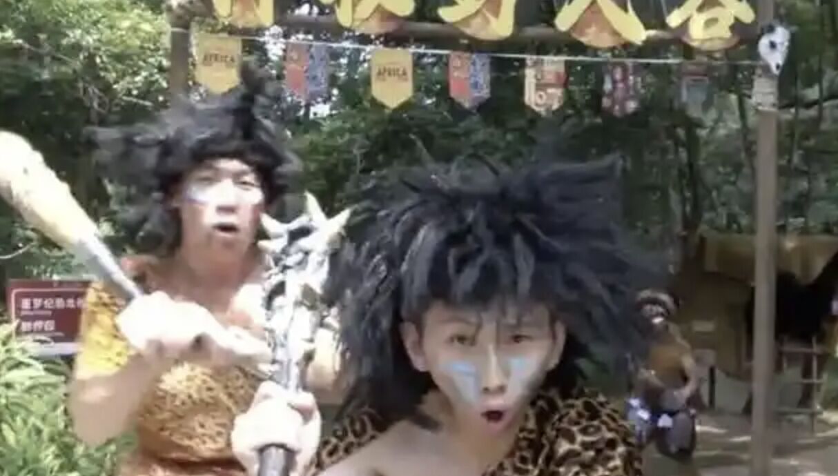 ▲大陸部分景區近期紛紛招募「野人NPC」，歡迎求職者「帶薪發瘋」。（圖／翻攝上觀新聞）