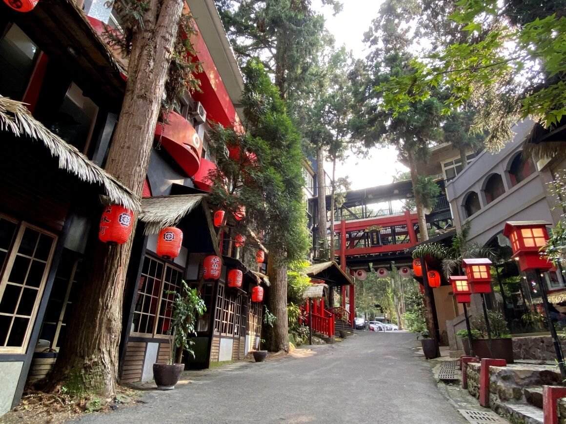 ▲南投鹿谷「妖怪村」人潮不如以往，遭網友指園區小、商品貴，引發國旅熱議。（圖／翻攝自明山森林會舘官網、南投旅遊網）