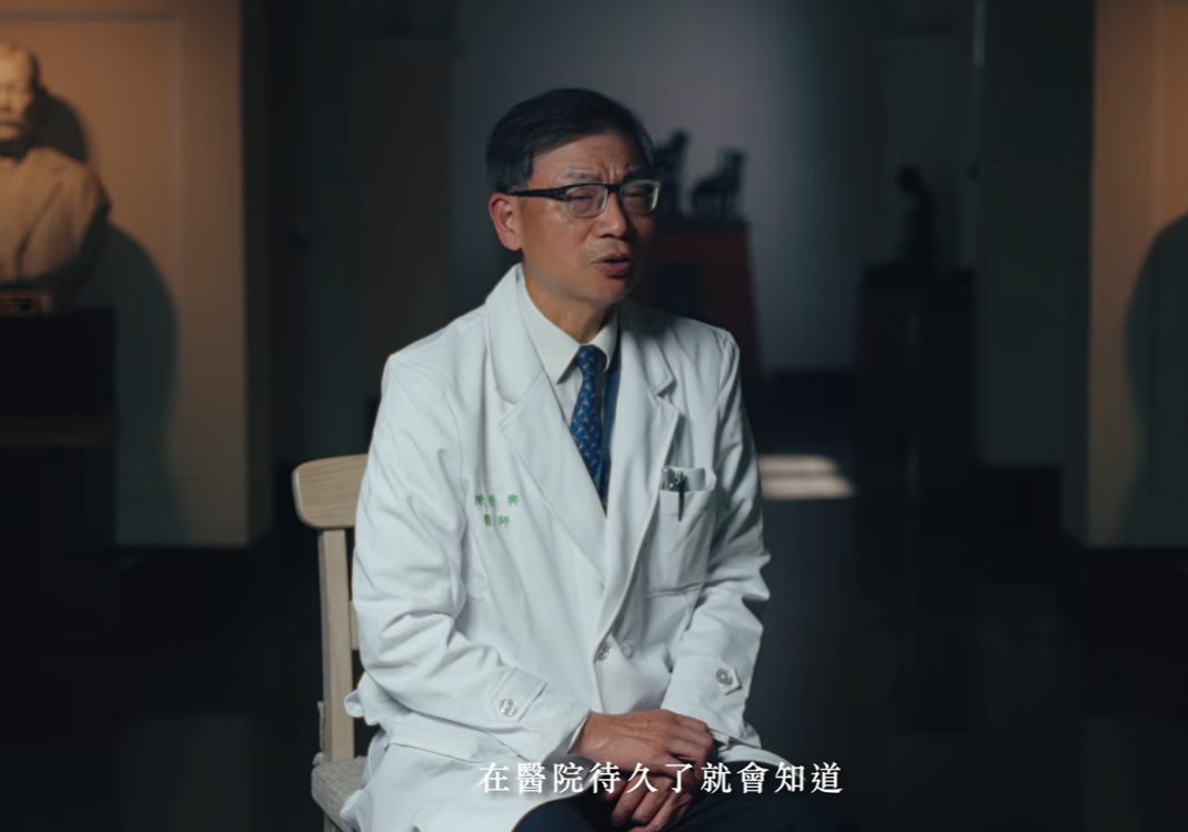 ▲台大名醫蔡瑞章3年前打網球突OHCA，在學生陳晉興等團隊全力搶救下幸運獲救。（圖／翻攝自YouTube／台大外科）