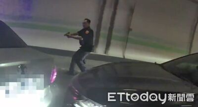 毒駕載通緝女!屏東男撞警車狂逃50公里 警開3槍破窗逮人