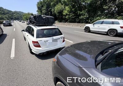 72歲翁上國道追撞賓士！走路拄杖站不穩...網怒：這樣還開車喔