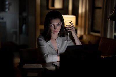 激情熱吻突變安海瑟薇!達珂塔強生「遭咬唇爆血」 血色惡夢反轉幕後曝光