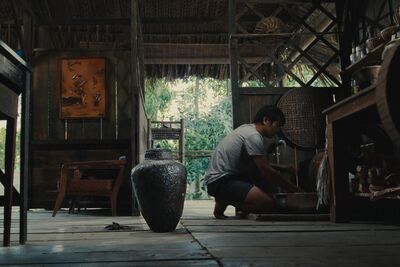 河邊撈出詭異陶甕!《鬼入室》撞邪靈異頻傳 媳婦挨掌摑6次打到發愣