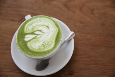 手刷抹茶除了加牛奶還能怎麼喝？椰子水、蘋果汁其實都很搭