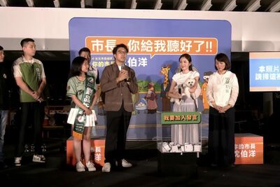 美女主播「沈伯洋肥皂箱」開講　網疑特權本尊打臉