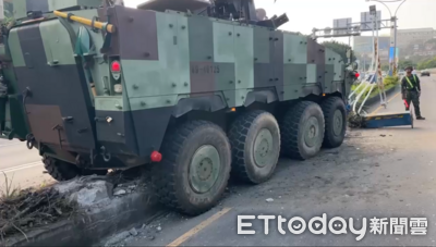 快訊/關渡大橋國軍八輪甲車自撞分隔島 駕駛軍官曝:座椅壞了