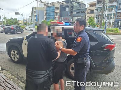 88歲翁獨坐餐廳前！東港警查身分　一路護送平安返家