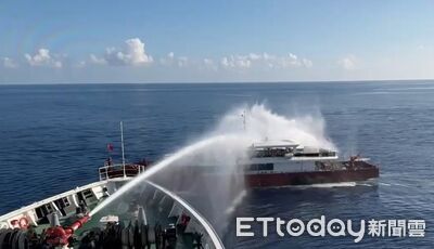 中國漁船東沙越界！海巡強勢灌水90秒驅離　網讚：稅就要這樣用