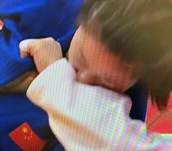 中國選手咬日將辯「嘴巴不小心碰到」 陸官媒集體噤聲冷處理