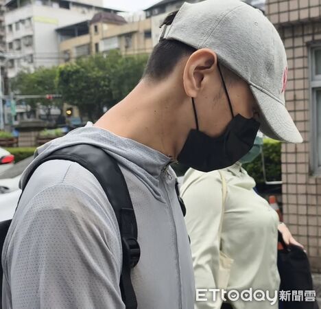 ▲▼多元計程車司機林宇濬（左）於台64線快速道路，丟包學霸乘客温男遭後車連撞慘死，被起訴涉犯遺棄致死罪嫌，今2026.10.01到新北地院出庭不回應媒體發問。（圖／記者黃哲民攝）