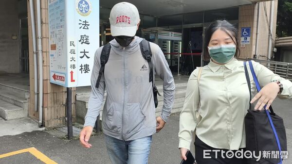 ▲▼多元計程車司機林宇濬（左）於台64線快速道路，丟包學霸乘客温男遭後車連撞慘死，被起訴涉犯遺棄致死罪嫌，今2026.10.01到新北地院出庭不回應媒體發問。（圖／記者黃哲民攝）