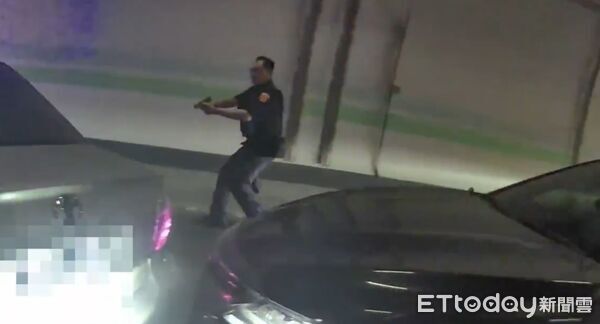 ▲▼ 屏東毒駕男拒檢還衝撞警車,警方狂追50公里將人逮捕 。(圖/記者陳崑福翻攝)