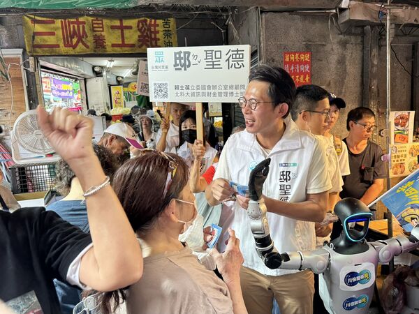 ▲▼黃國昌、賴士葆偕邸聖德新店掃街。（圖／邸聖德提供）