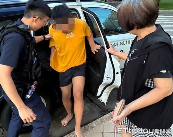 ▲林姓男子凌晨至超商取用飲料無錢支付，警方介入並通知家屬。（圖／中壢警分局提供）