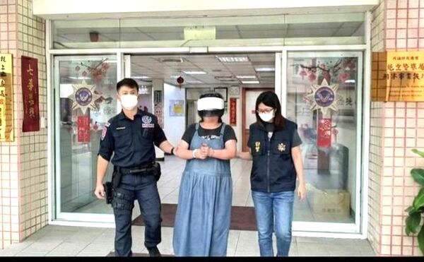 ▲台籍魏姓女子今年6月入境桃園機場時，隨身行李被查出夾藏第一級毒品海洛因12公斤，航警人員偵訊後移送桃檢偵辦。（圖，航警局提供）