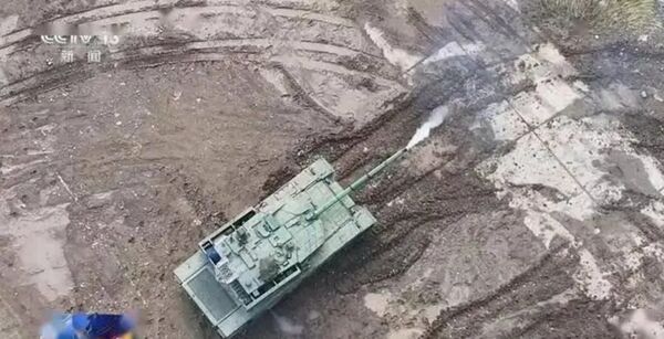 ▲▼《央視》公開陸軍第80集團軍使用才在2025年九三大閱兵首度亮相的99B主戰坦克進行射擊訓練畫面。（圖／翻攝自央視）