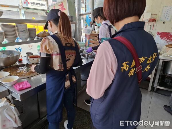 ▲▼高雄老店崩壞？香菇肉羹吃到菜瓜布纖維　衛生局突擊查出3缺失。（圖／記者賴文萱翻攝）